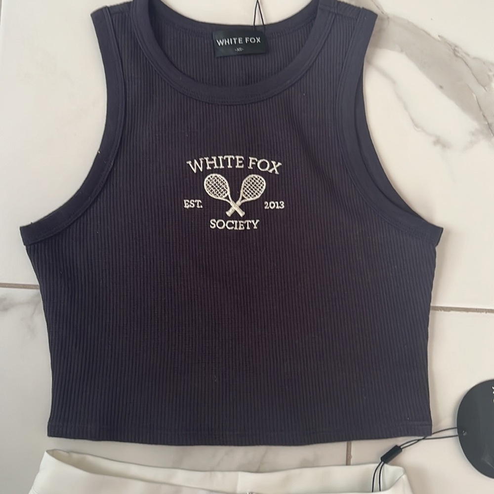 White fox boutique white pleated skort and cropped top - Picture 4 of 5